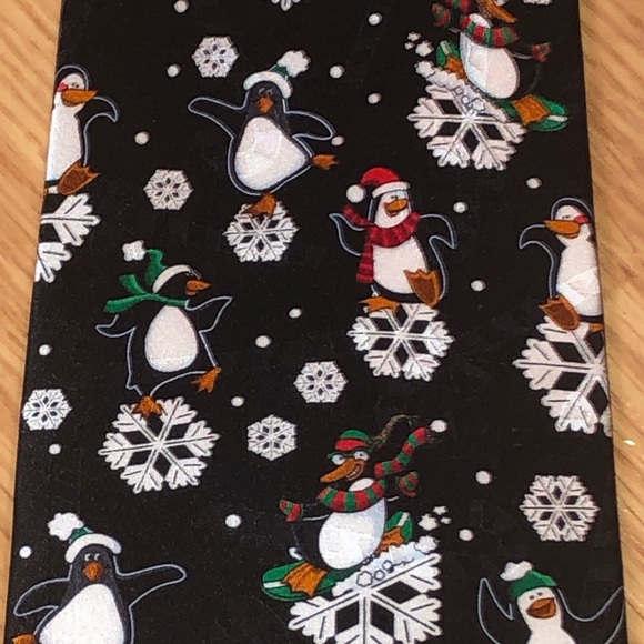 Hallmark CHRISTMAS Tie collectors item - MINT CONDITION penguins snowflakes - Picture 5 of 7